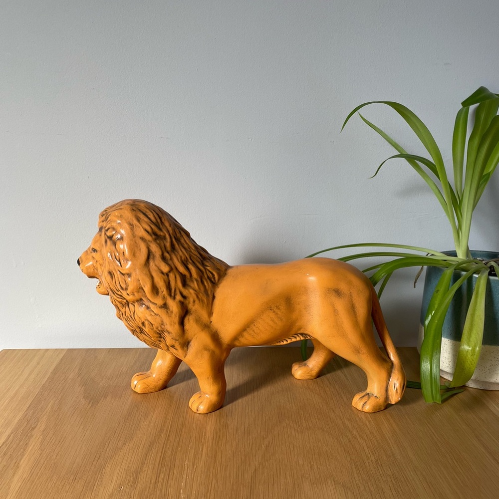 Vintage Majestic MCM Lion Chalkware Figurine Hollywood Regency